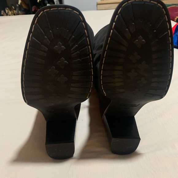 Black ruched boot. - Picture 5 of 7